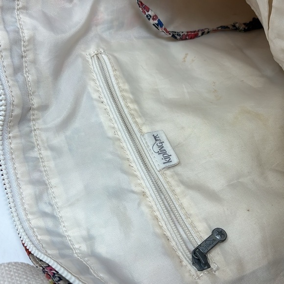 large flowered kipling bag, the bag has many compartments - Picture 7 of 11